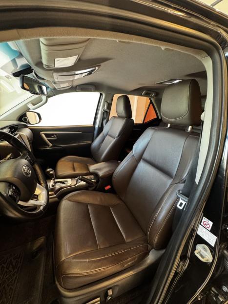 TOYOTA Hilux SW4 2.8 16V 4P SRX 4X4 7 LUGARES TURBO DIESEL AUTOMTICO, Foto 6