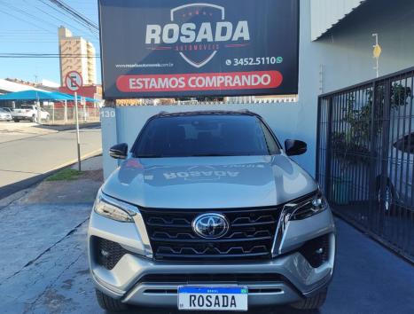 TOYOTA Hilux SW4 2.8 4P SRX 4X4 DIAMOND 7 LUGARES TURBO DIESEL AUTOMTICO, Foto 2