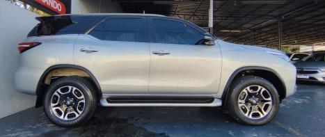 TOYOTA Hilux SW4 2.8 4P SRX 4X4 DIAMOND 7 LUGARES TURBO DIESEL AUTOMTICO, Foto 3