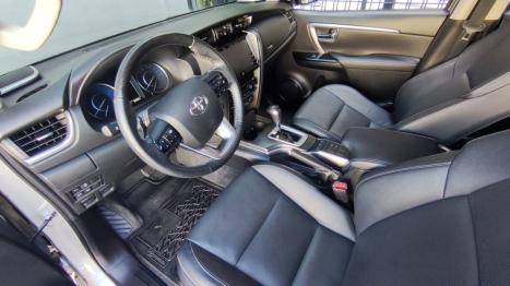 TOYOTA Hilux SW4 2.8 4P SRX 4X4 DIAMOND 7 LUGARES TURBO DIESEL AUTOMTICO, Foto 6