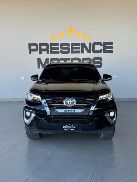 TOYOTA Hilux SW4 2.8 16V 4P SRX 4X4 7 LUGARES TURBO DIESEL AUTOMTICO, Foto 2
