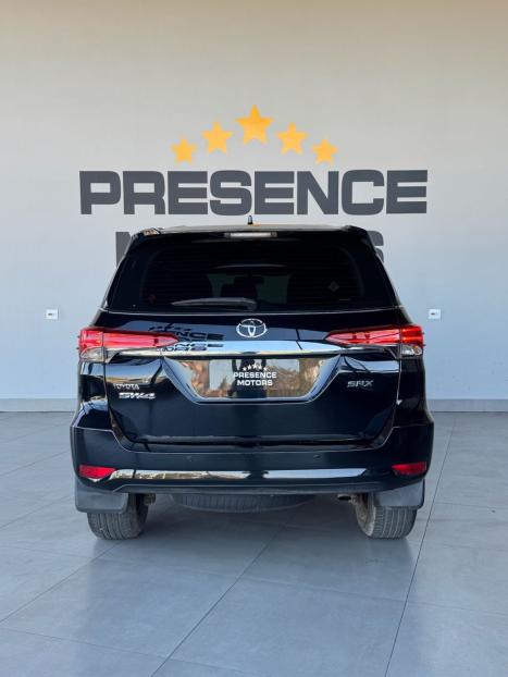 TOYOTA Hilux SW4 2.8 16V 4P SRX 4X4 7 LUGARES TURBO DIESEL AUTOMTICO, Foto 5