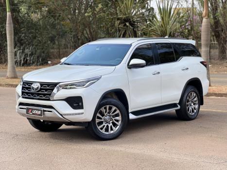 TOYOTA Hilux SW4 2.8 16V 4P SRX 4X4 7 LUGARES TURBO DIESEL AUTOMTICO, Foto 3