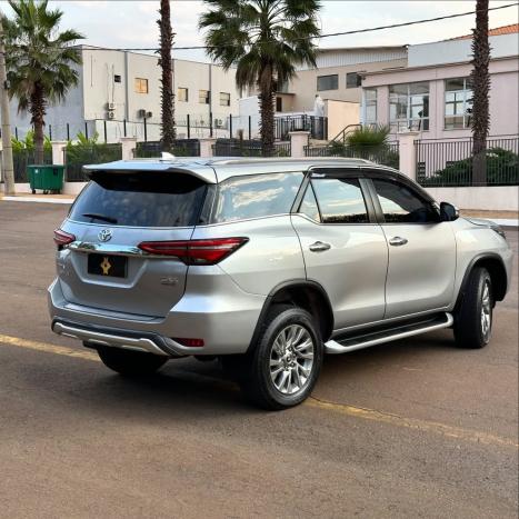 TOYOTA Hilux SW4 2.8 16V 4P SRX PLATINUM 4X4 7 LUGARES TURBO DIESEL AUTOMTICO, Foto 3