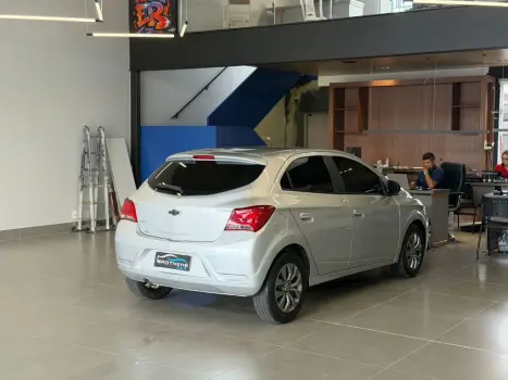 CHEVROLET Onix Hatch 1.0 4P FLEX JOY BLACK, Foto 4