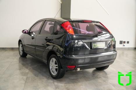 FORD Focus Hatch 2.0 16V 4P GHIA AUTOM�TICO, Foto 4