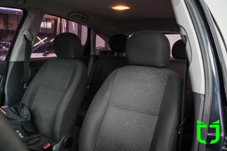 FORD Focus Hatch 2.0 16V 4P GHIA AUTOM�TICO, Foto 12