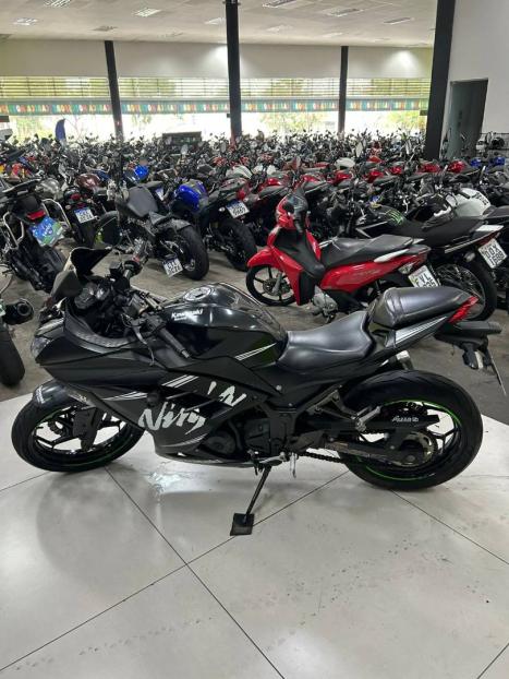 KAWASAKI Ninja 300 ABS, Foto 2