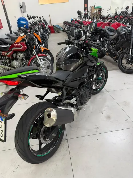 KAWASAKI Z 400 ABS, Foto 4