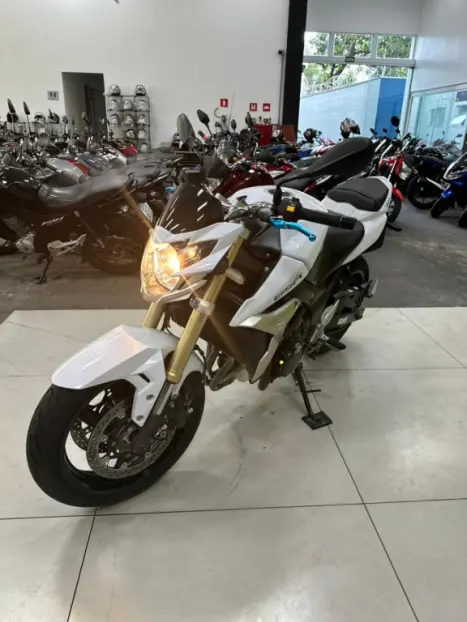 SUZUKI GSR 750 , Foto 3