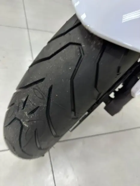 SUZUKI GSR 750 , Foto 4