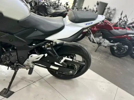 SUZUKI GSR 750 , Foto 7