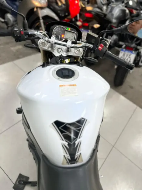 SUZUKI GSR 750 , Foto 10
