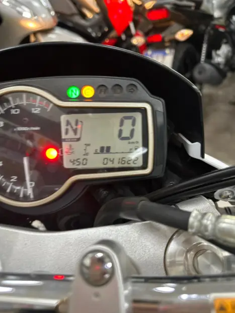 SUZUKI GSR 750 , Foto 11