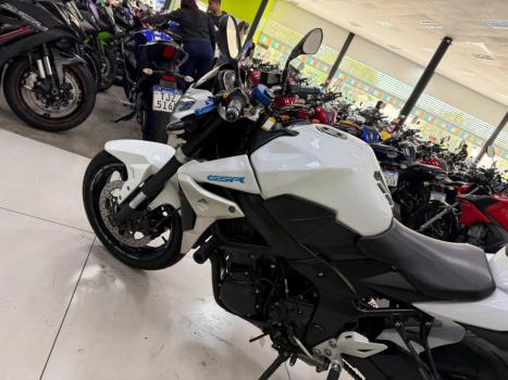 SUZUKI GSR 750 , Foto 2