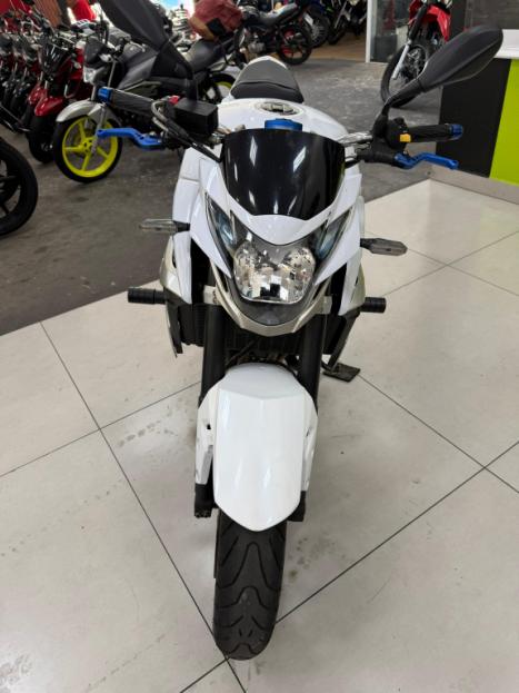 SUZUKI GSR 750 , Foto 4