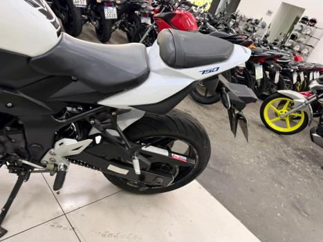 SUZUKI GSR 750 , Foto 5