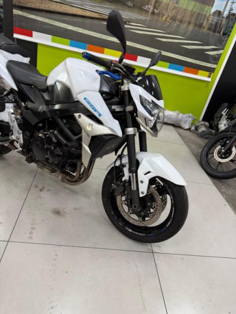 SUZUKI GSR 750 , Foto 8