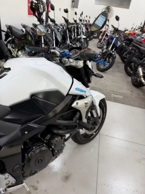 SUZUKI GSR 750 , Foto 9