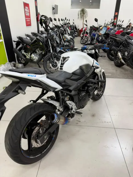 SUZUKI GSR 750 , Foto 12