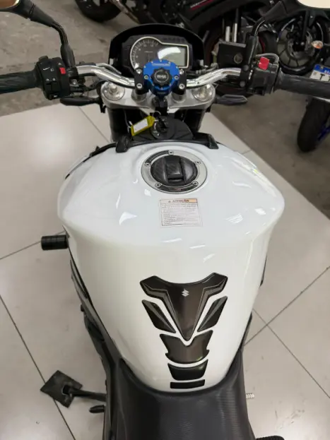 SUZUKI GSR 750 , Foto 14