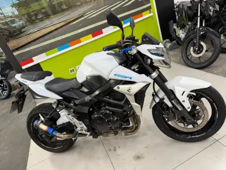 SUZUKI GSR 750 , Foto 15