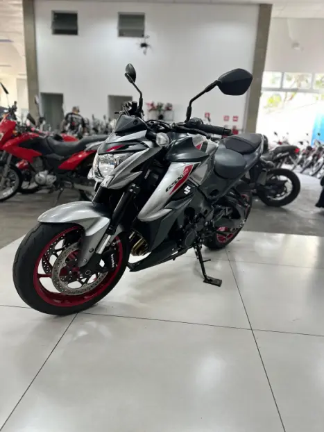 SUZUKI GSX-S 1000 A, Foto 4