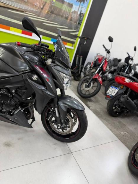 SUZUKI GSX-S 1000 A, Foto 9