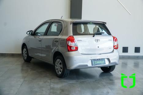 TOYOTA Etios Hatch 1.3 16V 4P FLEX X AUTOMTICO, Foto 4