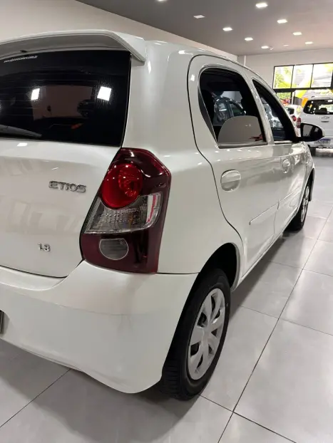TOYOTA Etios Hatch 1.3 16V 4P FLEX X, Foto 8
