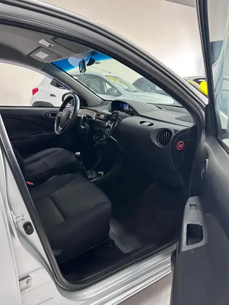 TOYOTA Etios Hatch 1.3 16V 4P FLEX X, Foto 13