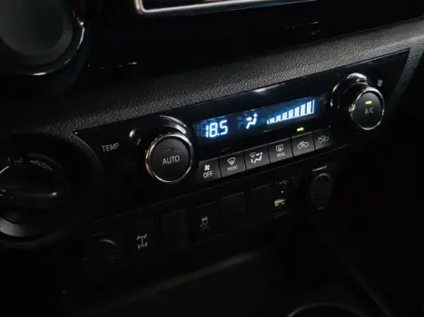 TOYOTA Hilux Caminhonete 2.7 16V 4P SRV FLEX 4X4  CABINE DUPLA AUTOM�TICO, Foto 3