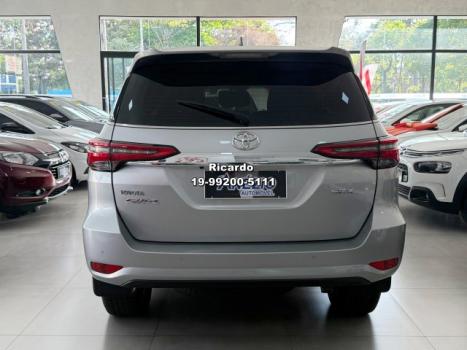 TOYOTA Hilux SW4 2.8 4P SRX 4X4 TURBO DIESEL AUTOMTICO, Foto 4