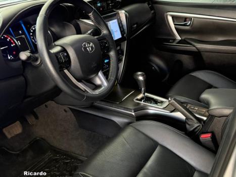 TOYOTA Hilux SW4 2.8 4P SRX 4X4 TURBO DIESEL AUTOMTICO, Foto 5