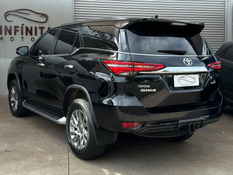 TOYOTA Hilux SW4 2.8 4P SRX 4X4 TURBO DIESEL AUTOMTICO, Foto 2