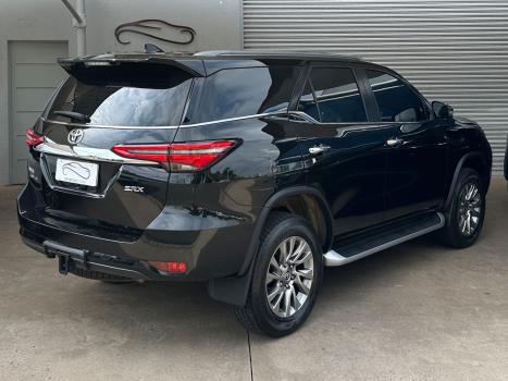 TOYOTA Hilux SW4 2.8 4P SRX 4X4 TURBO DIESEL AUTOMTICO, Foto 4