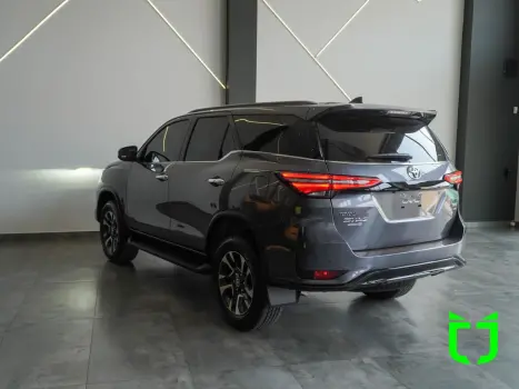 TOYOTA Hilux SW4 2.8 16V 4P SRX PLATINUM 4X4 7 LUGARES TURBO DIESEL AUTOM�TICO, Foto 4