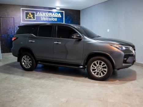 TOYOTA Hilux SW4 2.8 4P SRX 4X4 DIAMOND 7 LUGARES TURBO DIESEL AUTOM�TICO, Foto 2