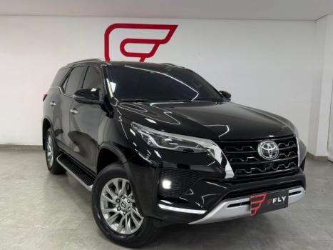 TOYOTA Hilux SW4 2.8 4P SRX 4X4 DIAMOND 7 LUGARES TURBO DIESEL AUTOM�TICO, Foto 2