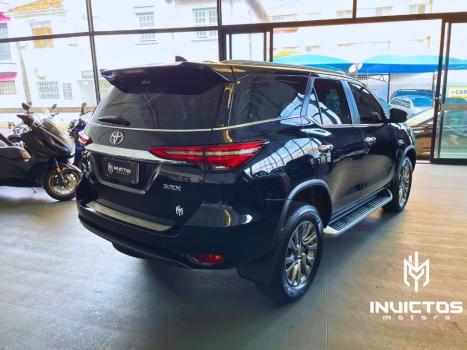 TOYOTA Hilux SW4 2.8 4P SRX 4X4 TURBO DIESEL AUTOM�TICO, Foto 4