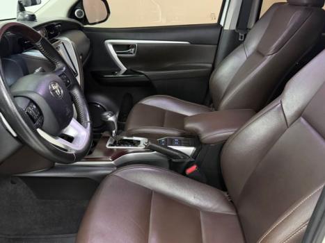 TOYOTA Hilux SW4 2.8 16V 4P SRX 4X4 7 LUGARES TURBO DIESEL AUTOM�TICO, Foto 5