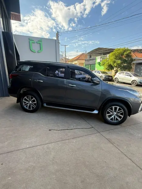 TOYOTA Hilux SW4 2.8 4P SRX 4X4 TURBO DIESEL AUTOM�TICO, Foto 1