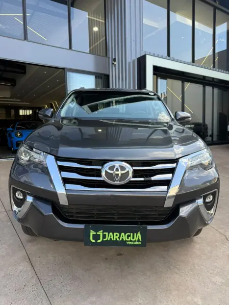 TOYOTA Hilux SW4 2.8 4P SRX 4X4 TURBO DIESEL AUTOM�TICO, Foto 2