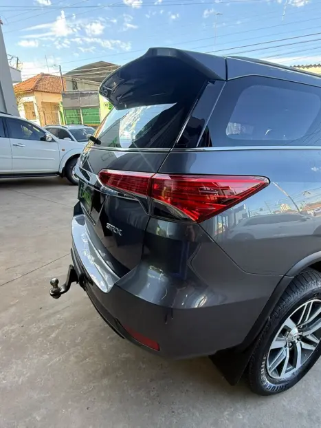 TOYOTA Hilux SW4 2.8 4P SRX 4X4 TURBO DIESEL AUTOM�TICO, Foto 4