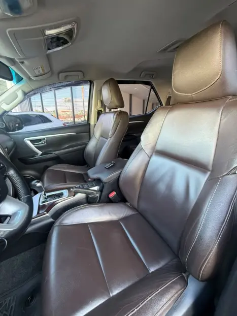 TOYOTA Hilux SW4 2.8 4P SRX 4X4 TURBO DIESEL AUTOM�TICO, Foto 12