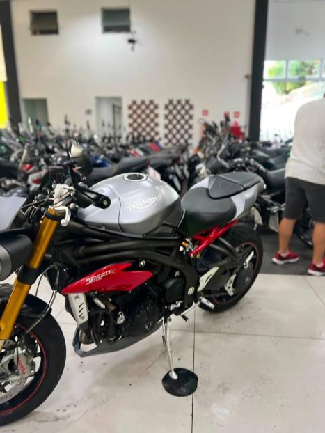 TRIUMPH Speed Triple 1050 , Foto 2