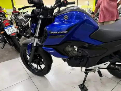 YAMAHA FZ 15 Fazer ABS, Foto 3