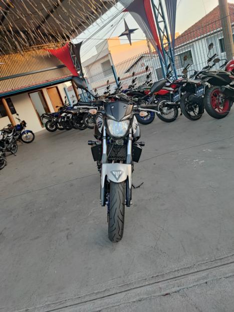 YAMAHA MT-03 300 , Foto 7