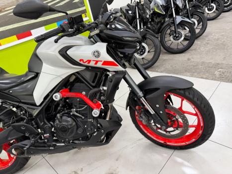 YAMAHA MT-03 300 , Foto 2