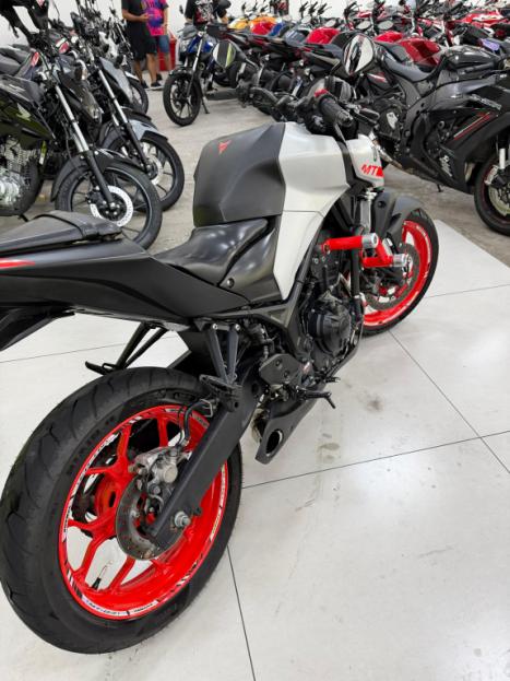 YAMAHA MT-03 300 , Foto 3